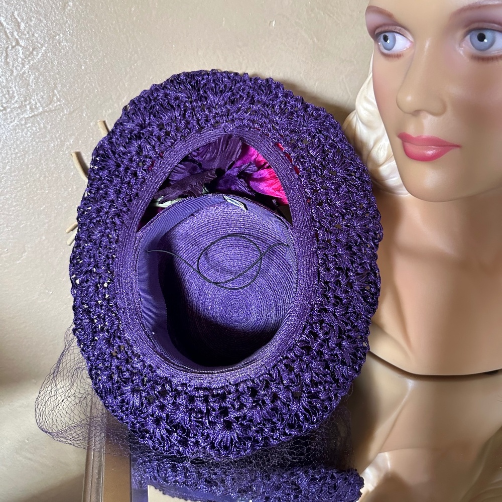 FABULOUS 1940s' PURPLE FEDORA/ "CROCHETED" BRIM + FABRIC FLOWERS & MATCHING VEIL - Picture 13 of 14